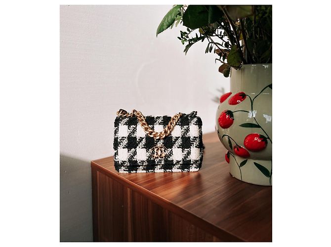 Borsa a tracolla in tweed di Chanel con portamonete Nero Bianco - vista 2