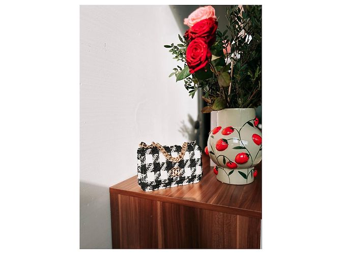 Borsa a tracolla in tweed di Chanel con portamonete Nero Bianco - vista 3
