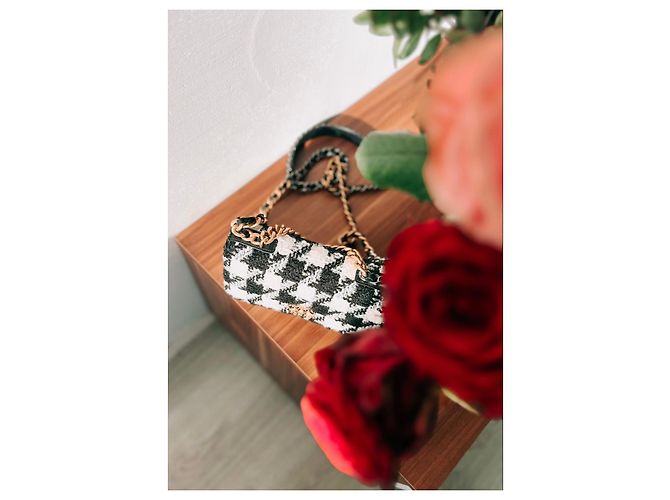 Borsa a tracolla in tweed di Chanel con portamonete Nero Bianco - vista 4