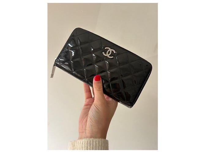 Chanel gesteppte Geldbörse aus lackiertem Leder mit Reißverschluss Schwarz - Ansicht 2