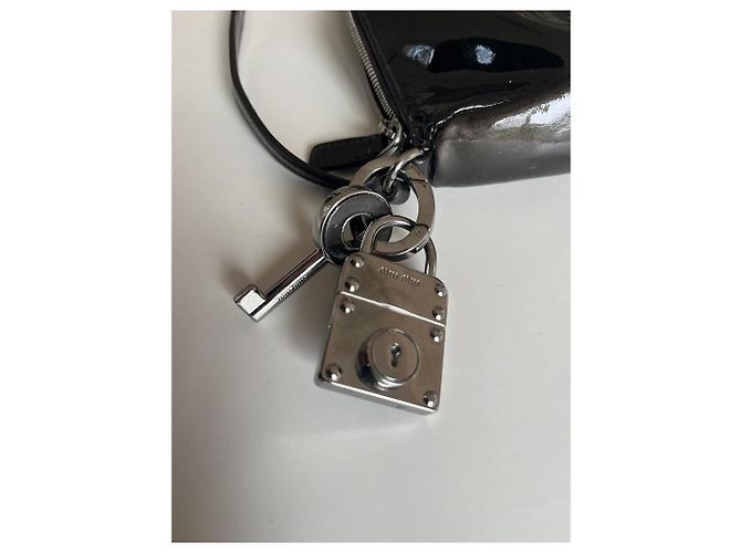 Borsa a tracolla Miu Miu in pelle verniciata grigia Grigio antracite - vista 8