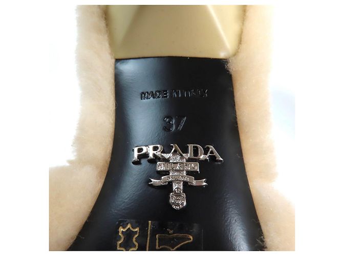 Sandali in pelliccia di pecora con logo Triangle 1XX654 di Prada Beige - vista 10