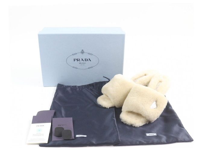 Sandali in pelliccia di pecora con logo Triangle 1XX654 di Prada Beige - vista 2