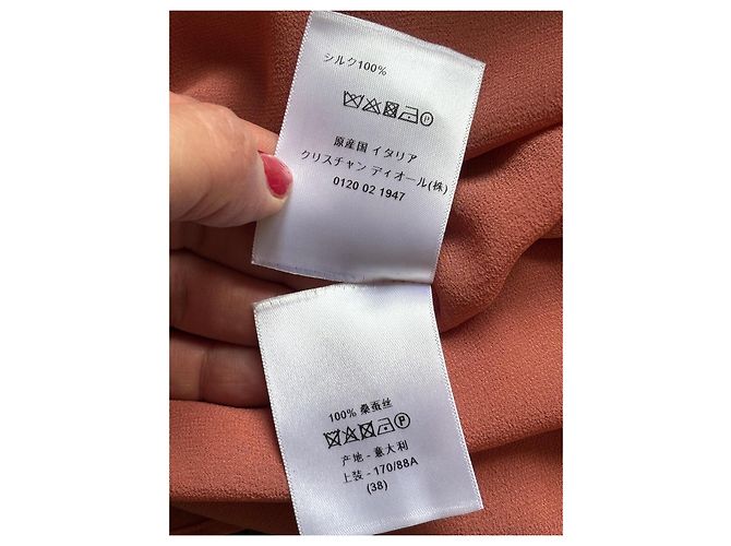 Camicia senza maniche in seta corallo di Christian Dior con ape ricamata - vista 9