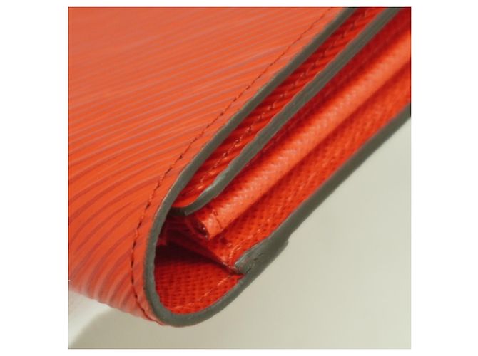 Cartera Larga Twist de Cuero Epi Louis Vuitton Roja - vista 5