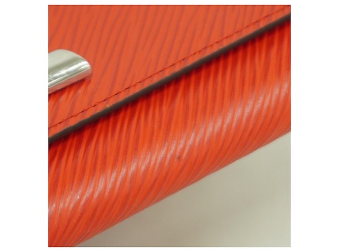 Cartera Larga Twist de Cuero Epi Louis Vuitton Roja - vista 7