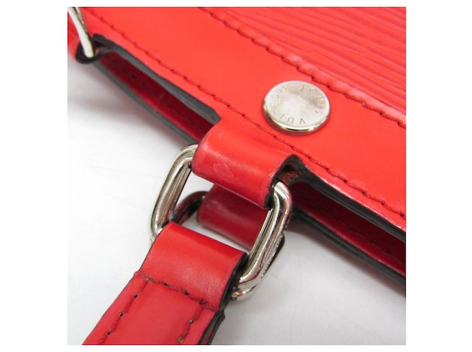 Borsa Louis Vuitton Epi Blair MM in Rosso Coquelicot - vista 15