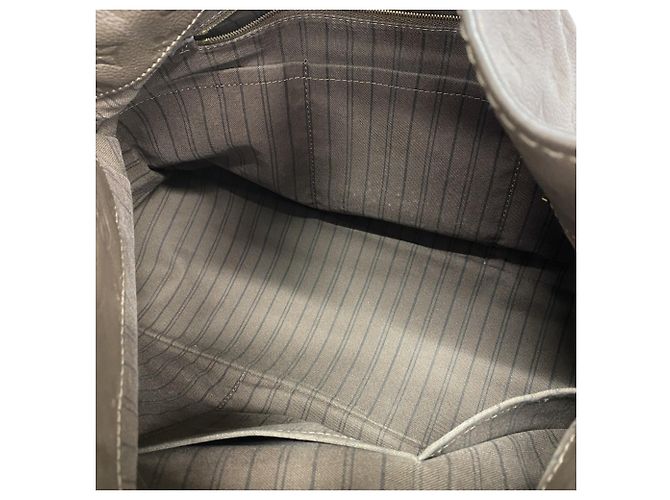 Borsa a Spalla Artsy MM in Monogram Empreinte di Louis Vuitton - vista 4