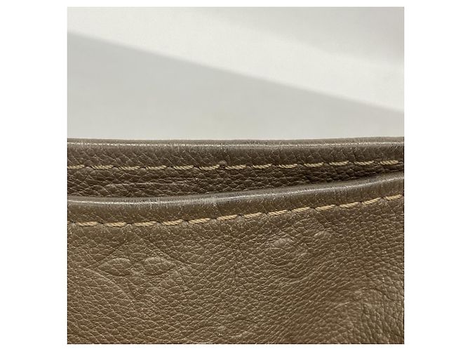 Borsa a Spalla Artsy MM in Monogram Empreinte di Louis Vuitton - vista 8