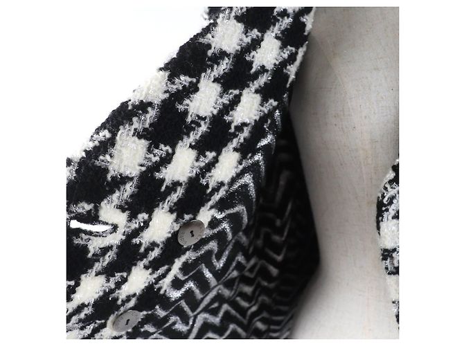 Timeless Chanel COCO Mark Button Tweed Wool Blend Jacket Black White - view 5