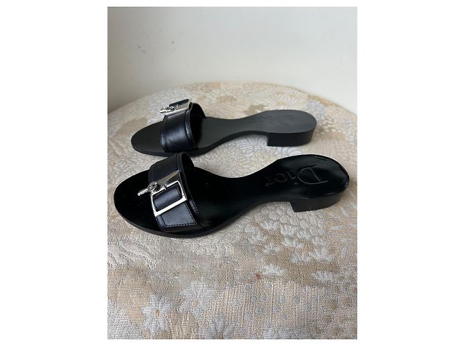 Christian Dior Mules com Fivela e Cadeado em Couro Preto - vista 11