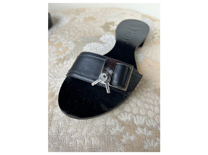 Christian Dior Mules com Fivela e Cadeado em Couro Preto - vista 8