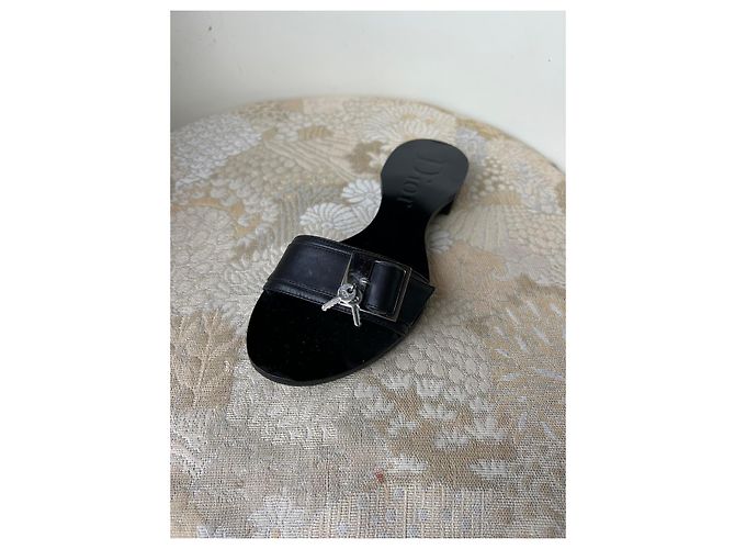 Christian Dior Mules com Fivela e Cadeado em Couro Preto - vista 9