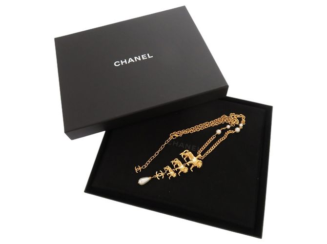 Collana in metallo con perle finte dorate e leone Coco Mark di Chanel D'oro - vista 2