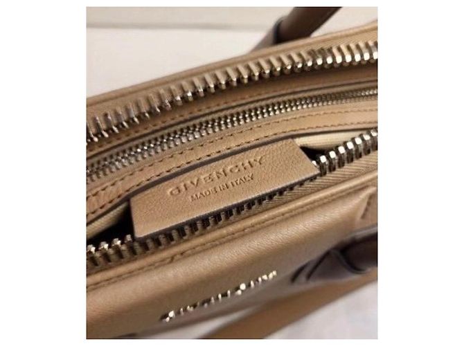 Borsa Antigona in pelle taupe di Givenchy - vista 3