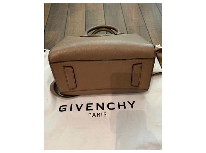Borsa Antigona in pelle taupe di Givenchy - vista 8