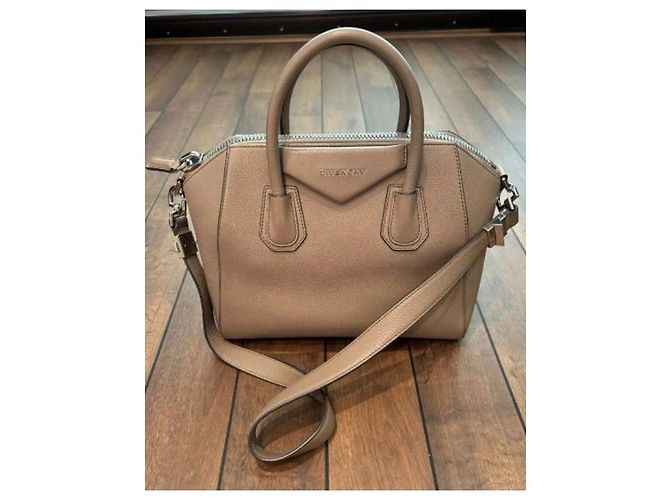 Borsa Antigona in pelle taupe di Givenchy - vista 9