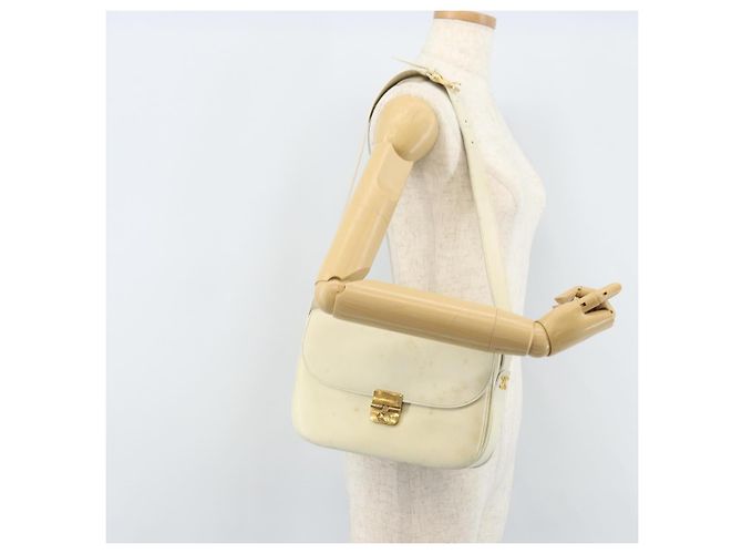 Céline CELINE Macadam Canvas Schultertasche mit Pferdewagen-Motiv aus Leder in Weiß und Gold Auth 172964 Golden - Ansicht 25