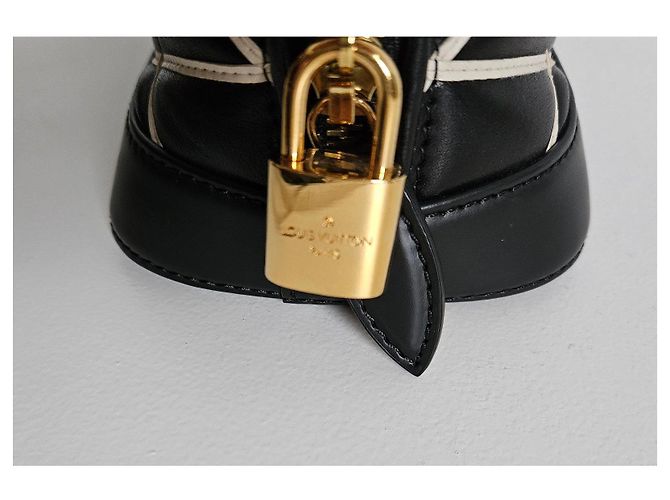 Louis Vuitton Alma BB in pelle malletage nera Nero - vista 4