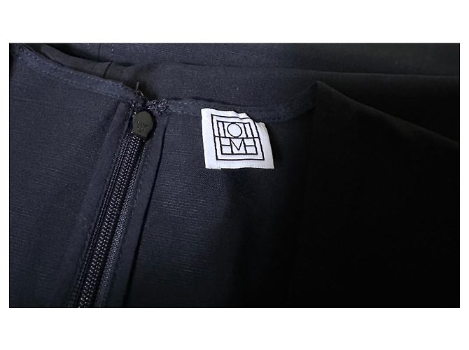 Abito Totême nero in lino e lyocell con scollo a V - vista 7
