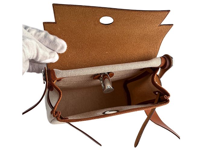 Hermès Herbag Mini Vache Hunter in pelle incrociata beige - vista 11