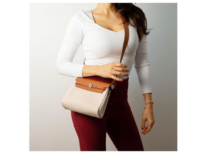 Hermès Herbag Mini Vache Hunter in pelle incrociata beige - vista 2
