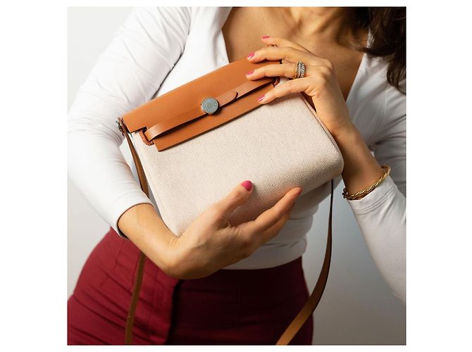 Hermès Herbag Mini Vache Hunter in pelle incrociata beige - vista 3