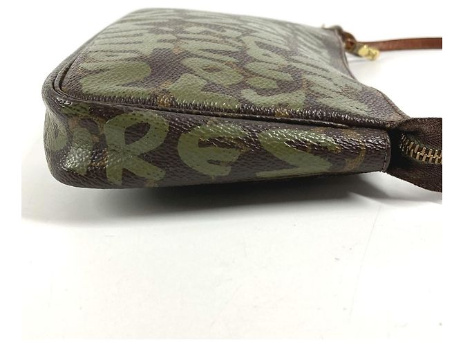 Pochette Accesorios Monogram Graffiti Louis Vuitton Castaño Caqui - vista 3