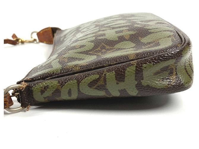 Pochette Accesorios Monogram Graffiti Louis Vuitton Castaño Caqui - vista 4