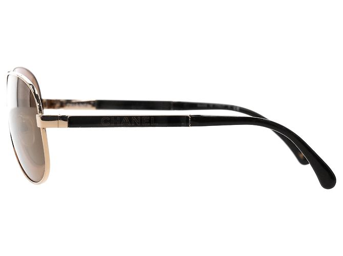 Timeless Chanel Pilot Sunglasses in Brown Metal Red - view 4