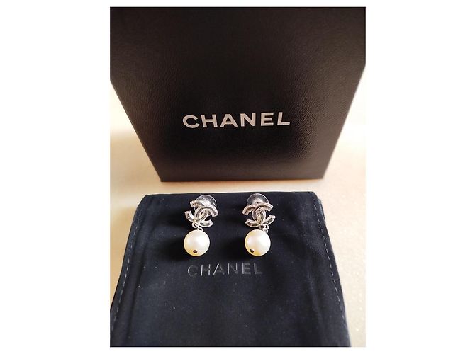 Chanel CC Swing Motiv Perlenohrringe Silber/Weiß - Ansicht 2