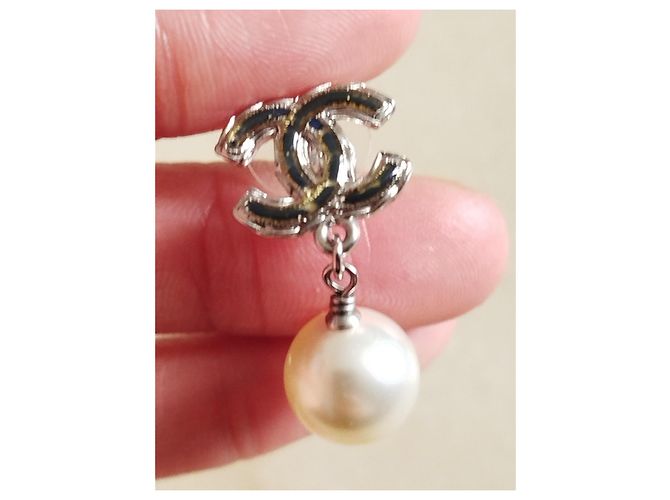 Chanel CC Swing Motiv Perlenohrringe Silber/Weiß - Ansicht 3