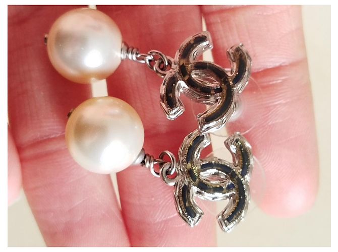 Chanel CC Swing Motiv Perlenohrringe Silber/Weiß - Ansicht 4