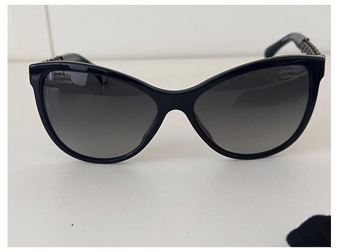Chanel Sonnenbrille mit schwarzem Kettendetail - Ansicht 3