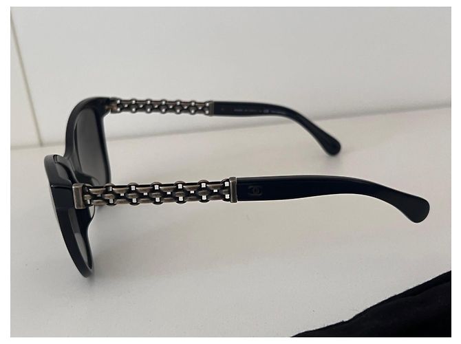 Chanel Sonnenbrille mit schwarzem Kettendetail - Ansicht 2