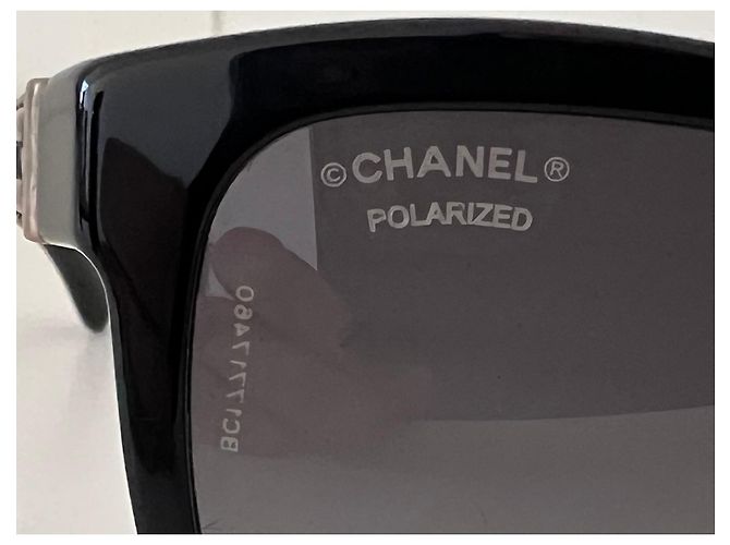 Chanel Sonnenbrille mit schwarzem Kettendetail - Ansicht 9