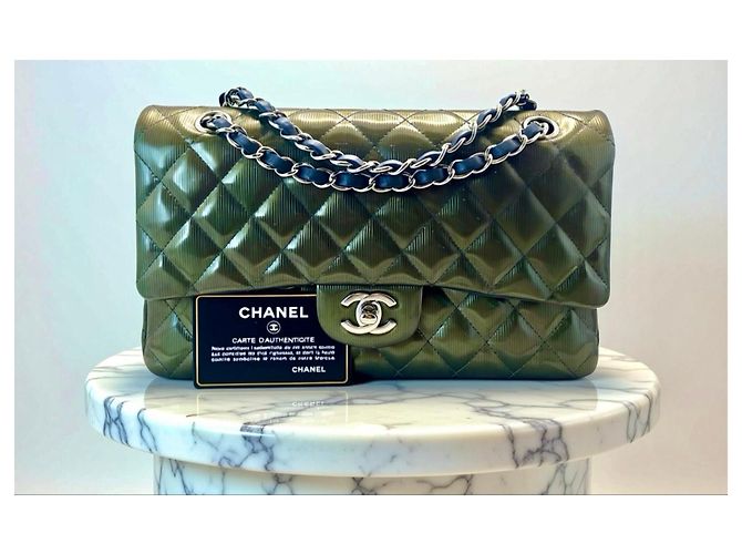 Timeless Chanel Medium Double Flap Tasche aus grünem gestreiftem Lackleder, zeitloser Klassiker mit silberner Hardware Khaki Anthrazitgrau Dunkelgrün - Ansicht 2