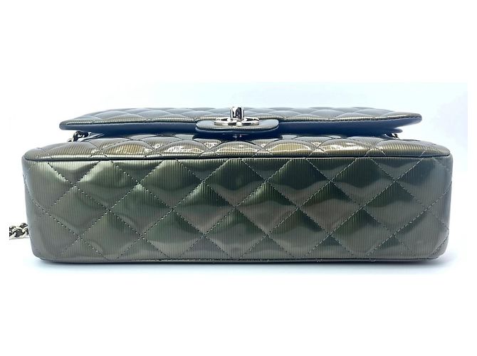 Timeless Chanel Medium Double Flap Tasche aus grünem gestreiftem Lackleder, zeitloser Klassiker mit silberner Hardware Khaki Anthrazitgrau Dunkelgrün - Ansicht 7