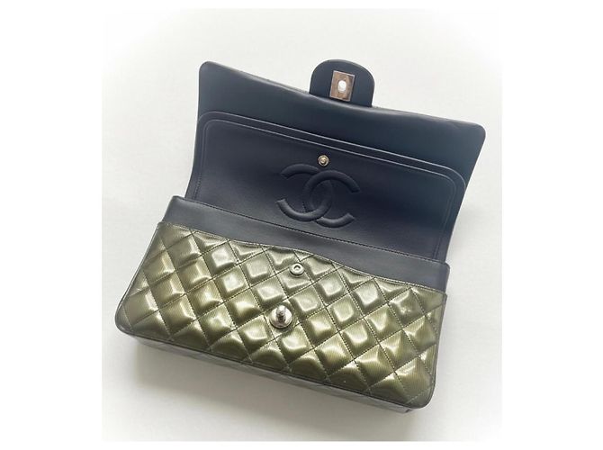 Timeless Chanel Medium Double Flap Tasche aus grünem gestreiftem Lackleder, zeitloser Klassiker mit silberner Hardware Khaki Anthrazitgrau Dunkelgrün - Ansicht 9