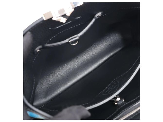 Borsa a mano 2Way Capucines MM Taurillon Louis Vuitton in nero M21663 - vista 18