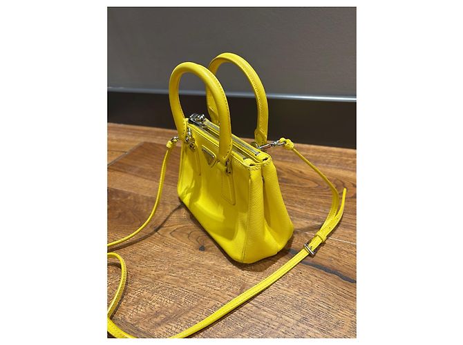 Mini borsa in pelle Saffiano Prada Giallo - vista 12