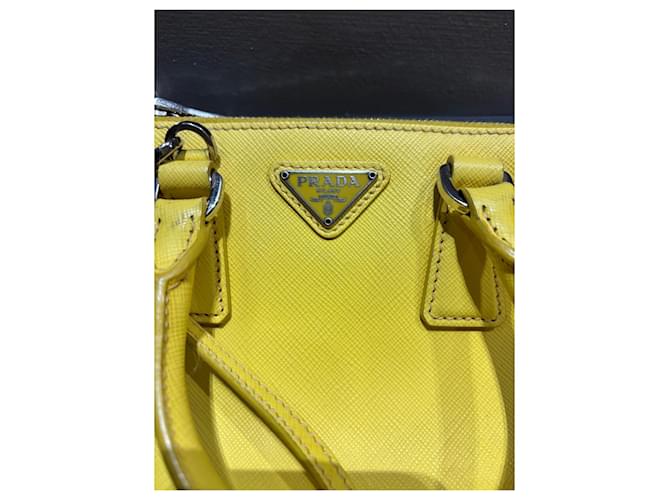 Mini borsa in pelle Saffiano Prada Giallo - vista 13