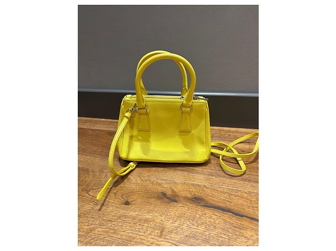 Mini borsa in pelle Saffiano Prada Giallo - vista 14