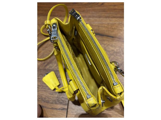 Mini borsa in pelle Saffiano Prada Giallo - vista 6