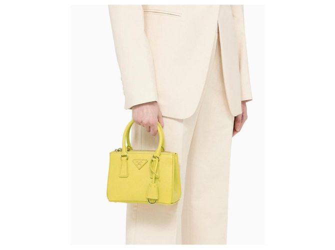 Mini borsa in pelle Saffiano Prada Giallo - vista 7