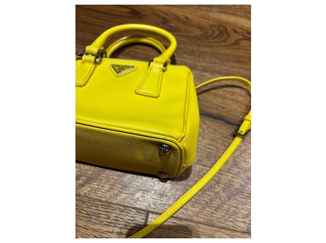 Mini borsa in pelle Saffiano Prada Giallo - vista 8