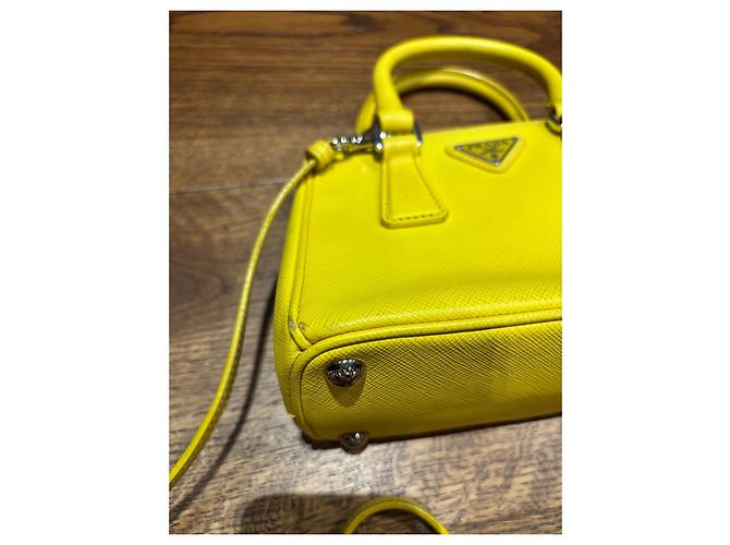 Mini borsa in pelle Saffiano Prada Giallo - vista 9