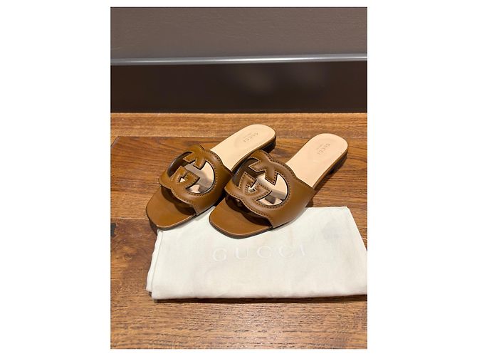 Sandálias slide GG Marmont em couro marrom Gucci - vista 6