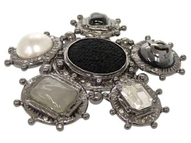 Spilla in metallo Chanel Coco Mark 05A Nero Argento - vista 3