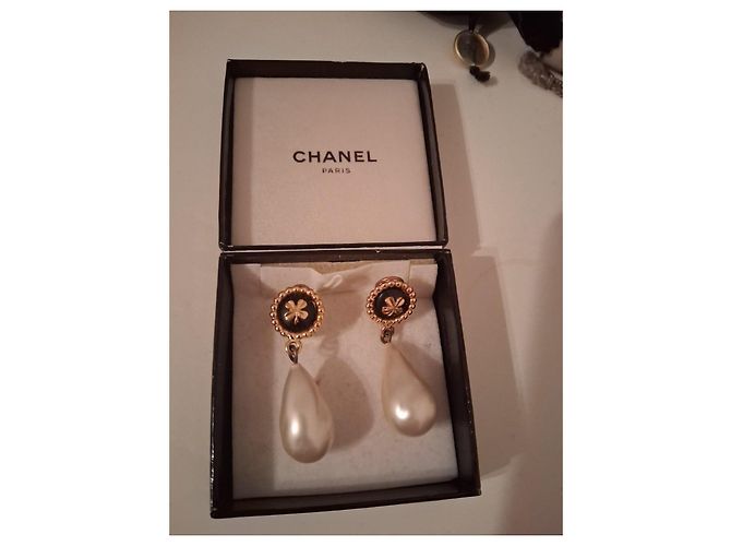 Orecchini Chanel con pendente in perla Ebano Gold hardware - vista 2